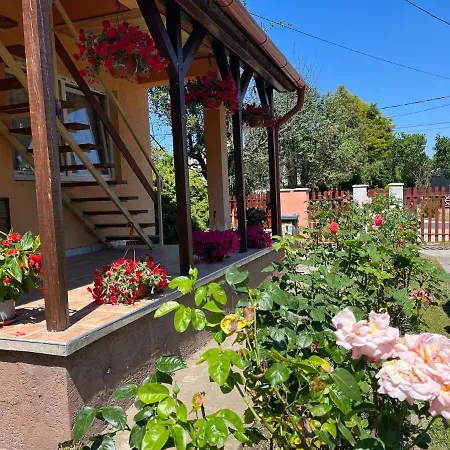 Rose Garden Apartment *