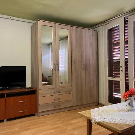 Rose Garden Apartment *