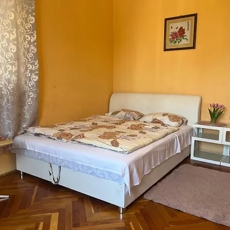 Rose Garden Apartment *